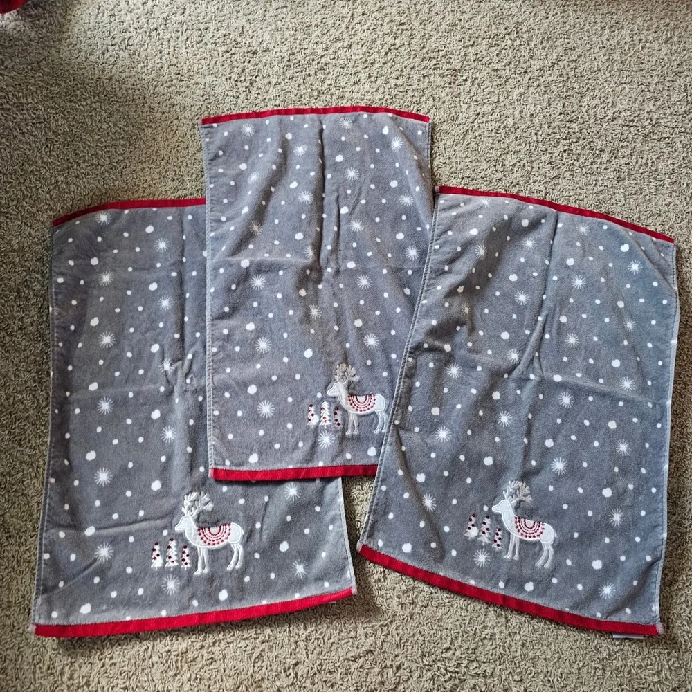 Arctic Holiday Christmas Hand Towels Set of 3 Reindeer‎ Snowflake Gray Red Plush